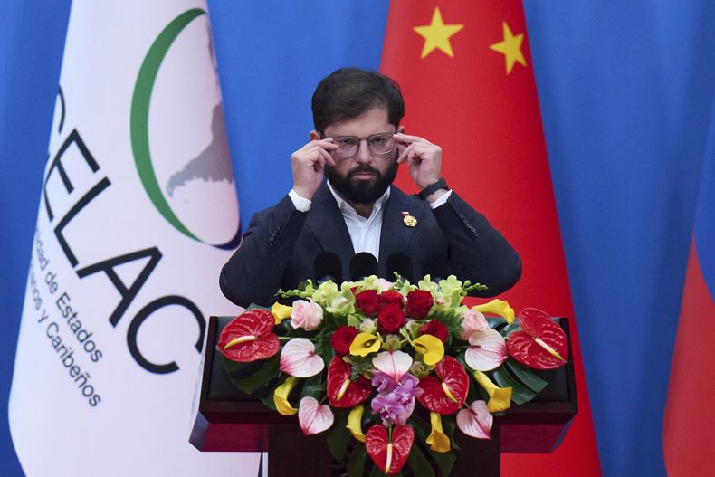 ARCHIVO - El presidente chileno Gabriel Boric se ajusta sus gafas antes de pronunciar su discurso en la ceremonia de apertura de la Cuarta Reunión Ministerial del Foro de China y la Comunidad de Estados Latinoamericanos y Caribeños en el Centro Nacional de Convenciones de China en Beijing, el martes 13 de mayo de 2025. (AP Foto/Andy Wong, Archivo)