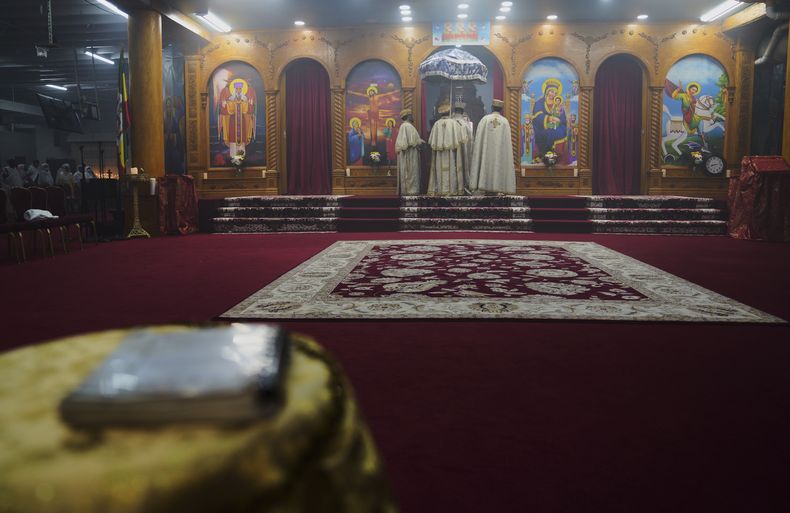 El kesis, o sacerdote, recita la liturgia en la iglesia Reese Adbarat Debre Selam Kidist Mariam, una iglesia ortodoxa etíope Tewahedo, en Washington, D.C., el sábado 5 de abril de 2025. (AP Foto/Jessie Wardarski)