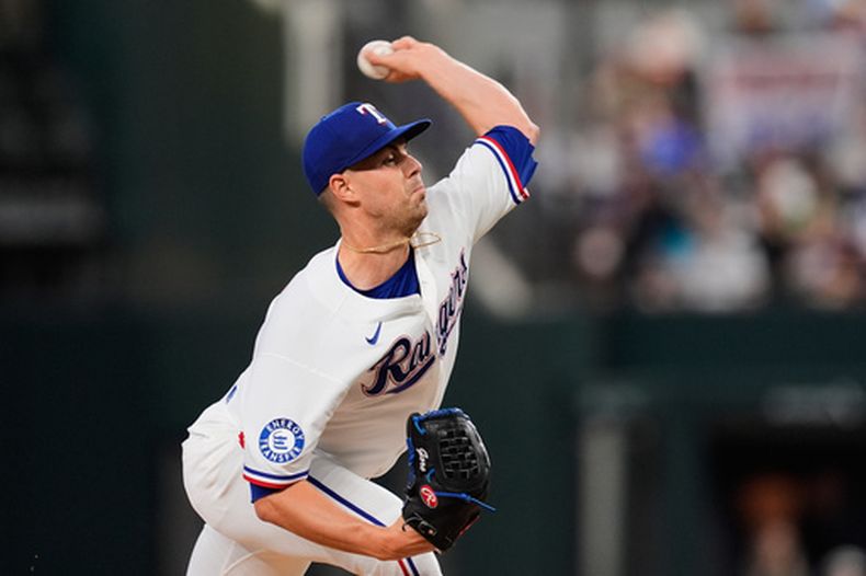 El lanzador de los Rangers de Texas, MacKenzie Gore, lanza a los Marineros de Seattle en la primera entrada de un partido de béisbol el miércoles 8 de abril de 2026 en Arlington, Texas. (Foto AP/Tony Gutierrez)