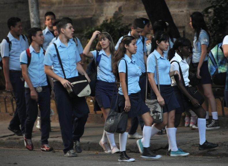 preuniversitario escuela estudiantes Cuba.jpg