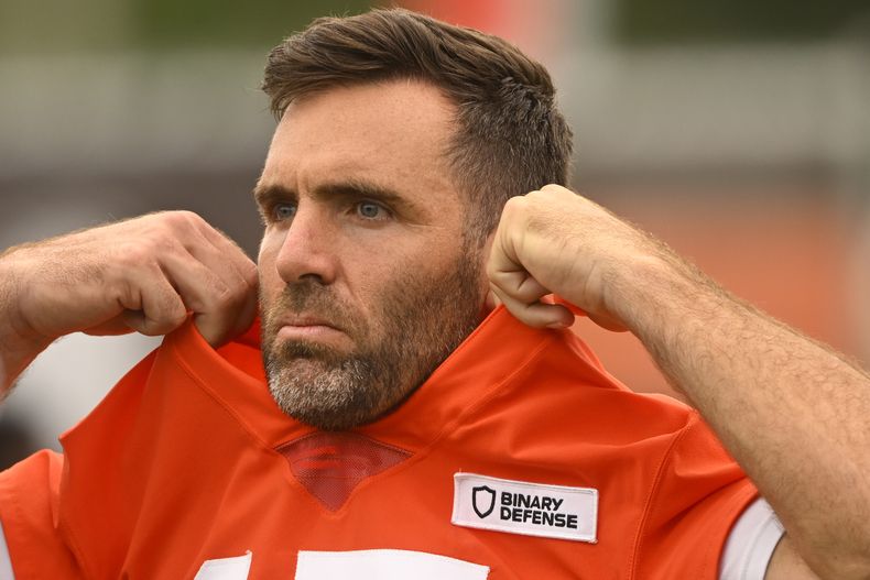 El quarterback Joe Flacco de los Browns de Cleveland tras un entrenamiento, el viernes 25 de julio de 2025, en Berea, Ohio. (AP Foto/David Richard)