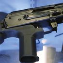 En esta fotografía del 4 de octubre de 2017, un dispositivo llamado bump stock o automatizador de disparos está conectado a un fusil semiautomático en la tienda Gun Vault, en South Jordan, Utah. (Foto AP/Rick Bowmer, Archivo)