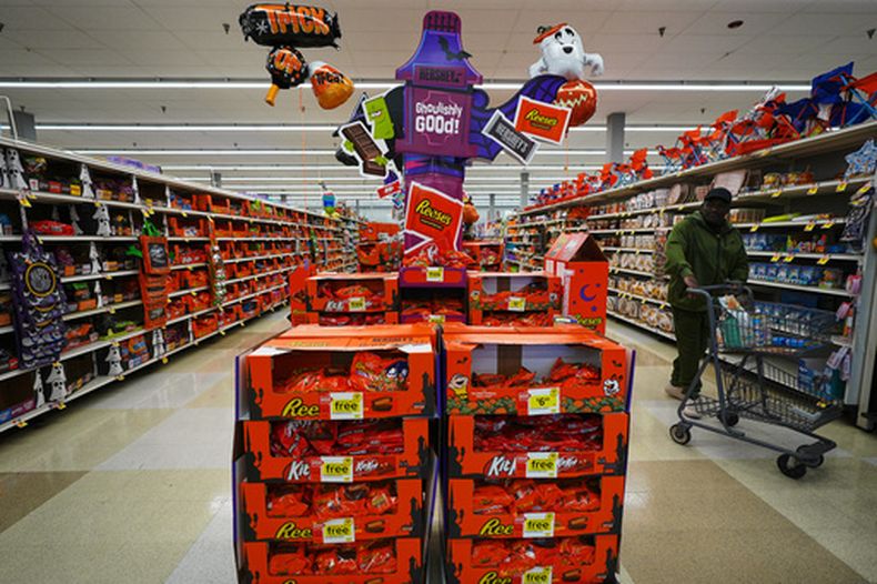 Un cliente camina junto a un estante de dulces de Halloween en una tienda Giant, el jueves 22 de octubre de 2026, en Dundalk, Maryland. (AP Foto/Stephanie Scarbrough)