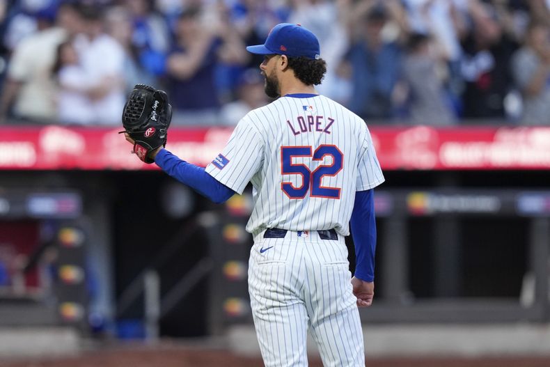 El lanzador de los Mets Jorge López (52) reacciona después de un cuadrangular de dos carreras del japonés Shohei Ohtani, de los Dodgers de Los Ángeles, durante la octava entrada del juego de béisbol del miércoles 29 de mayo de 2029, en Nueva York. López fue cortado por los Mets después de que arrojara su guante a las gradas tras su expulsión en Citi Field. (AP Foto/Frank Franklin II)