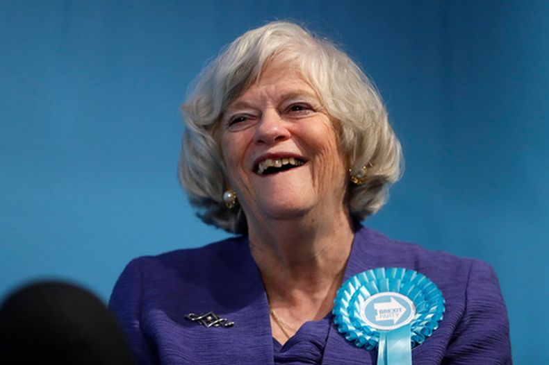 ARCHIVO - Ann Widdecombe, miembro del Partido del Brexit, es entrevistada tras la intervención de Nigel Farage, líder del Partido del Brexit del Reino Unido, durante la presentación de las propuestas del partido para la campaña de las elecciones generales, en Londres, el 22 de noviembre de 2019. (Foto AP/Kirsty Wigglesworth, archivo)