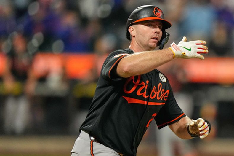 Pete Alonso, de los Orioles de Baltimore, tras conectar un jonrón solitario durante la novena entrada de un partido de béisbol contra los Mets de Nueva York, el martes 15 de septiembre de 2026, en Nueva York. (Foto AP/Seth Wenig)