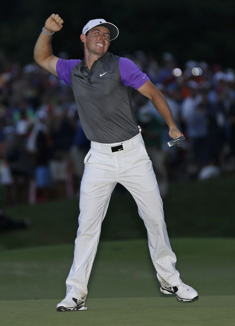El norirland&eacute;s Rory McIlroy festeja tras ganar el Campeonato de la PGA en el campo de golf Valhalla el domingo 10 de agosto de 2014, en Louisville, Kentucky. McIlroy termin&oacute; con 268 golpes, 16 bajo par. (Foto AP/David J. Phillip)