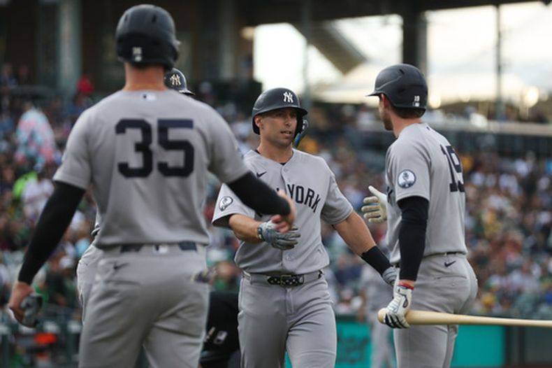 Paul Goldschmidt (centro), de los Yankees de Nueva York, festeja con sus compañeros luego de sacudir un jonrón de tres carreras ante los Atléticos el viernes 29 de mayo de 2026 (AP Foto/Scott Marshall)