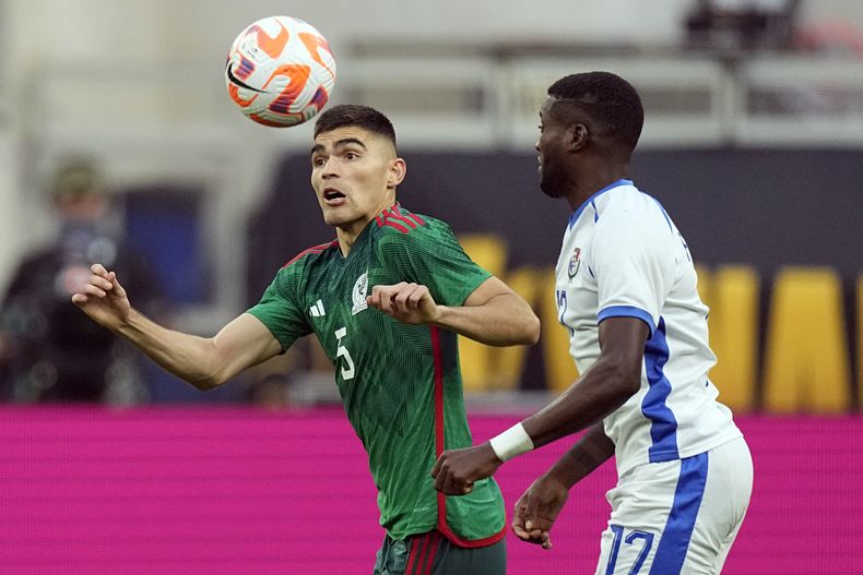 El mexicano Johan Vasquez cabecea el balón junto al panameño José Fajardo en la final de la Copa Oro CONCACAF el domingo 16 de julio del 2023. (AP Foto/Mark J. Terrill)
