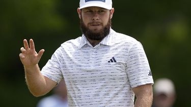 El inglés Tyrrell Hatton agradece los aplausos luego de conseguir un birdie en la segunda ronda del Wells Fargo Championship, el viernes 5 de mayo de 2023, en Charlotte, Carolina del Norte (AP Foto/Chris Carlson)
