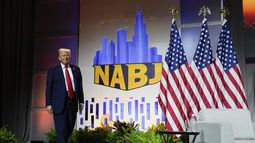 El candidato presidencial republicano, el expresidente Donald Trump, sube al escenario en la convención de la Asociación Nacional de Periodistas Negros, el miércoles 31 de julio de 2024, en Chicago. (AP Foto/Charles Rex Arbogast)