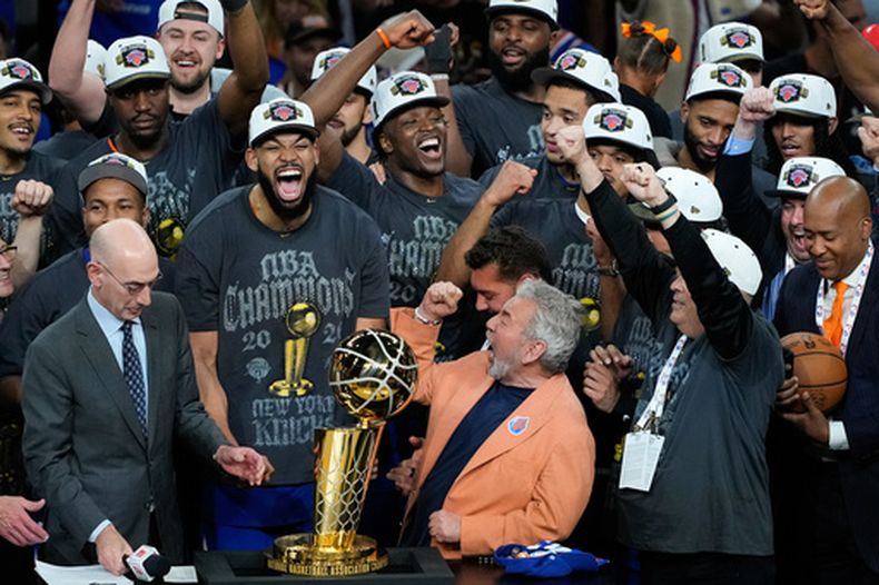 Los Knicks de Nueva York celebran con el trofeo de campeones Larry OBrien tras derrotar a los Spurs de San Antonio en el quinto juego de las Finales de la NBA, el sábado 13 de junio de 2026, en San Antonio. (Foto AP/Ross D. Franklin)