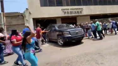 militantes chavistas agredieron a juan guaido mientras se trasladaba en camioneta en el estado anzoategui