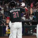 Nolan Arenado, derecha, de los Diamondbacks de Arizona, celebra con Tyler Locklear y Lars Nootbaar (21) después de batear un grand slam contra los Rockies de Colorado en la segunda entrada del juego de béisbol de Grandes Ligas, el lunes 10 de agosto de 2026, en Phoenix. (AP Foto/Rick Scuteri)