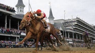 ARCHIVO - Foto del 7 de mayo del 2022, Rich Strike, con el jockey Sonny Leon cruza la línea de meta tras ganar la 148ma edición del Derbi de Kentucky en Churchill Downs. (AP Foto/Jeff Roberson, Archivo)