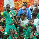 ARCHIVO - El delantero senegalés Sadio Mane sostiene el trofeo de campeón tras la victoria ante Marruecos en la final de la Copa Africana de Naciones, el domingo 18 de enero de 2026, en Rabat, Marruecos. (AP Foto/Youssef Loulidi)