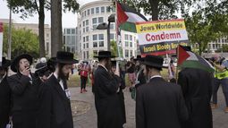 Judíos jasídicos y otras personas protestan contra las políticas de Netanyahu hacia los palestinos, cerca del Capitolio, antes de la visita del primer ministro israelí, Benjamin Netanyahu, el miércoles 24 de julio de 2024, en Washington. (AP Foto/Mike Stewart)