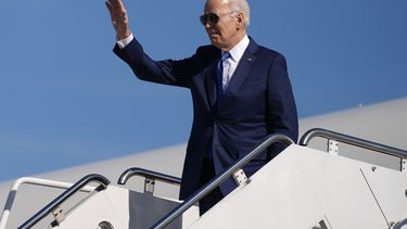 El presidente Joe Biden saluda mientras aborda el avión presidencial en la Base de la Fuerza Aérea Andrews, en Maryland, el miércoles 7 de febrero de 2024, para viajar a Nueva York y asistir a eventos de recaudación de fondos. (AP Foto/Andrew Harnik)