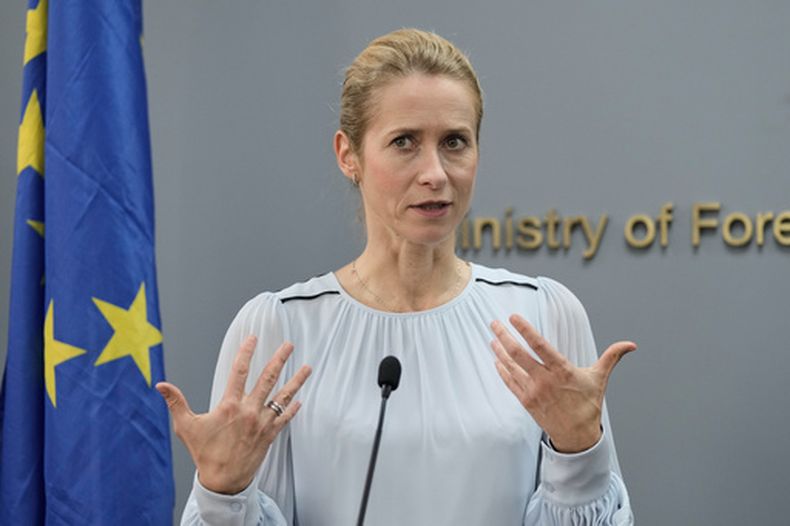 La jefa de política exterior de la Unión Europea, Kaja Kallas, habla durante una conferencia de prensa con el ministro libanés de Exteriores, Youssef Rajji, en Beirut, Líbano, el jueves 8 de octubre de 2026. (AP Foto/Bilal Hussein)