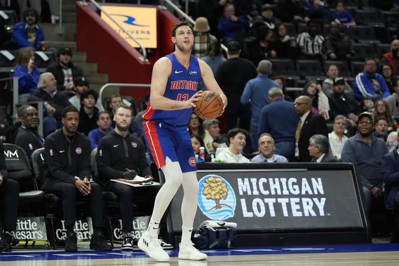 Danilo Gallinari, alero de los Pistons de Detroit, intenta un triple durante la primea mitad del juego de baloncesto de la NBA en contra del Magic de Orlando, el domingo 4 de febrero de 2024, en Detroit. (AP Foto/Carlos Osorio)