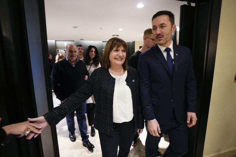 La precandidata presidencial opositora Patricia Bullrich, a la izquierda, y su compañero de fórmula Luis Petri llegan a una conferencia de prensa en Buenos Aires, Argentina, el viernes 23 de junio de 2023. (AP Foto/Natacha Pisarenko)