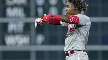 El dominicano Cristian Pache, de los Filis de Filadelfia, festeja luego de conectar un doble productor ante los Astros de Houston, el viernes 28 de abril de 2023 (AP Foto/David J. Phillip)