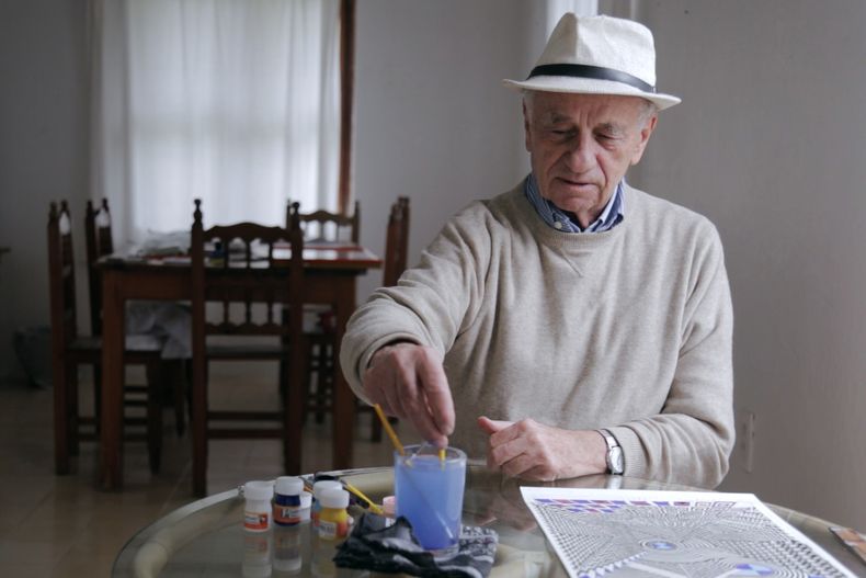 En esta imagen proporcionada por Calouma Films, Pedro Friedeberg, izquierda, y la directora Liora Spilk en una escena del documental Pedro. (Calouma Films vía AP)