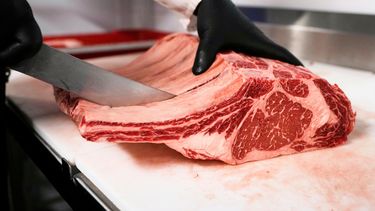 ARCHIVO - Raul Rubero, carnicero de la carnicería Deep Cuts, corta porciones individuales de filetes con hueso, el miércoles 27 de agosto de 2025, en Dallas. (AP Foto/Tony Gutierrez, archivo)