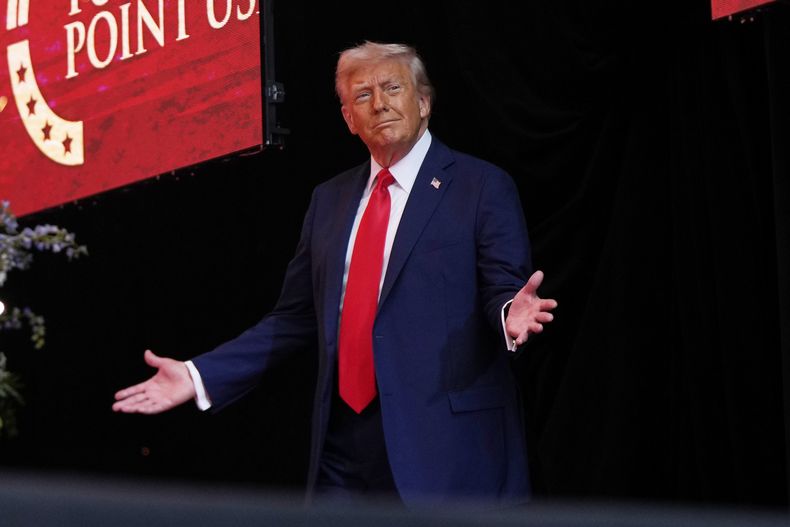 El presidente Donald Trump llega para hablar en un homenaje al activista conservador Charlie Kirk, el domingo 21 de septiembre de 2025, en el State Farm Stadium en Glendale, Arizona. (Foto AP/Julia Demaree Nikhinson)