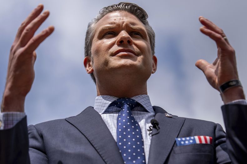 ARCHIVO – El secretario de Defensa de Estados Unidos, Pete Hegseth, habla a reporteros en el Pentágono, el 16 de julio de 2025, en Washington. (AP Foto/Julia Demaree Nikhinson, Archivo)
