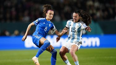 La italiana Barbara Bonansea, a la izquierda, y la argentina Florencia Bonsegundo luchan por el balón en el encuentro del Grupo G del Mundial femenino de fútbol entre Italia y Argentina en el Eden Park de Auckland, Nueva Zelanda, el lunes 24 de julio de 2023. (AP Foto/Abbie Parr)