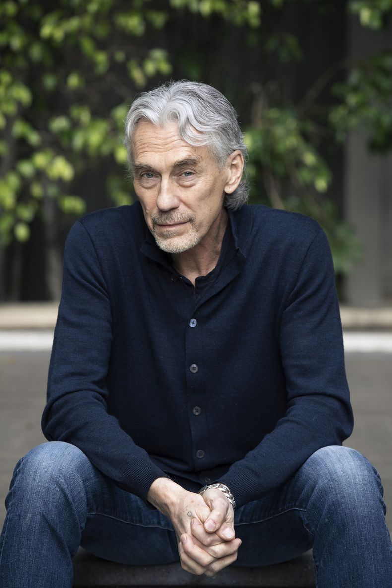 Tony Gilroy posa para promocionar Andor el martes 15 de abril de 2025, en Los Ángeles. (Foto Rebecca Cabage/Invision/AP)