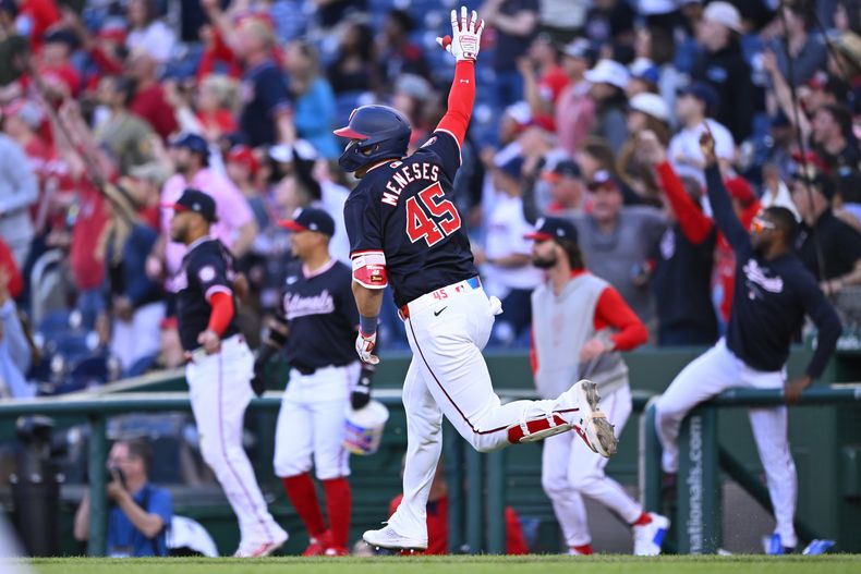 El mexicano Joey Meneses, de los Nacionales de Washington, corre a la primera base celebrando su hit en la décima entrada para impulsar la carrera ganadora del juego para derrotar a los Astros de Houston 5-4 en un juego de béisbol de entradas en el Nationals Park, el sábado 20 de abril de 2024, en Washington. (AP Foto/John McDonnell)