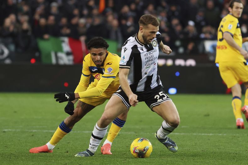 Jesper Karlstrom del Udinese y Ederson del Atalanta batallan por el balón en el encuentro de la Serie A el sábado 11 de enero del 2025. (Andrea Bressanutti/LaPresse via AP)