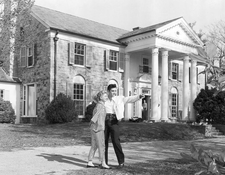 ARCHIVO - Elvis Presley con su novia Yvonne Lime, son fotografiados en su casa Graceland, en Memphis, Tennessee, cerca de 1957. La oficina del fiscal general de Tennessee dijo el martes 25 de junio de 2024 que entregó su investigación sobre la venta fallida de Graceland, en una subasta de ejecución hipotecaria a las autoridades federales, informó un periódico. (Foto AP, archivo)