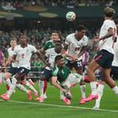 El inglés Jarell Quansah (26) pugna el balón con el mexicano Johan Vásquez (5) durante el partido de los octavos el final del Mundial, el domingo 5 de julio de 2026. (AP Foto/Eduardo Verdugo)