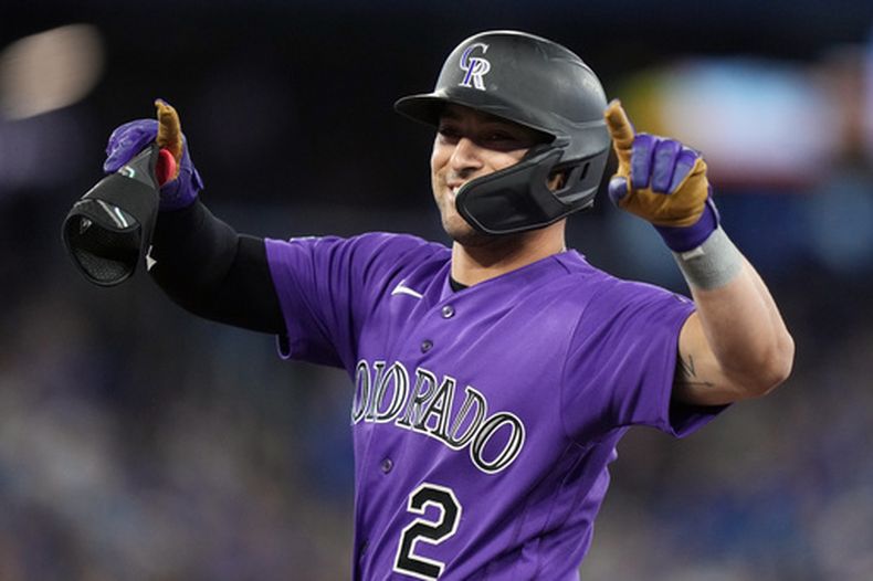 Tyler Freeman (2), de los Rockies de Colorado, reacciona después de pegar un sencillo productor frente a los Azulejos de Toronto en la décima entrada del juego de béisbol de Grandes Ligas, el miércoles 1 de abril de 2026, en Toronto. (Nathan Denette/The Canadian Press via AP)