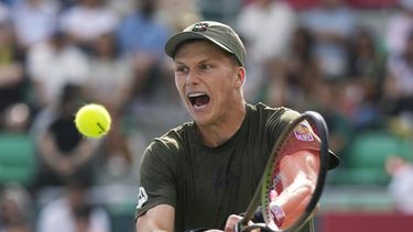 ARCHIVO - Foto del 1 de octubre del 2022, el estadounidense Jenson Brooksby regresa una bola al canadiense Denis Shapovalov en el Abierto de Corea. El miércoles 5 de julio del 2023, Brooksby reconoce que aceptó una suspensión provisional por no presentarse a tres pruebas antidopaje. (AP Foto/Lee Jin-man, Archivo)