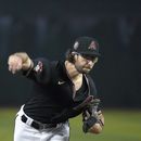 Zac Gallen, de los Diamondbacks de Arizona, hace un lanzamiento en el juego del miércoles 26 de abril de 2023, ante los Reales de Kansas City (AP Foto/Rick Scuteri)