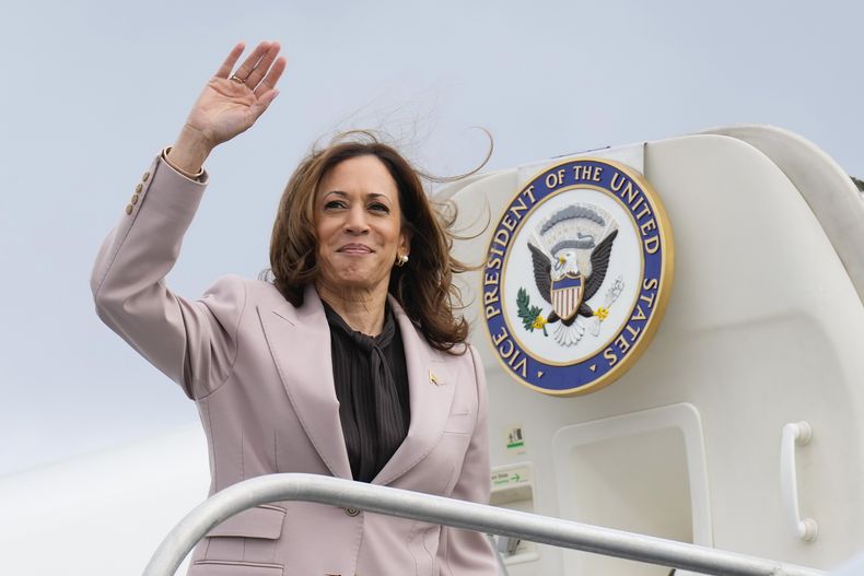 La candidata demócrata a la presidencia, la vicepresidenta Kamala Harris, saluda antes de abordar el avión vicepresidencial, el lunes 9 de septiembre de 2024, cerca del Aeropuerto Internacional de Filadelfia, el martes 17 de septiembre de 2024. (AP Foto/Jacquelyn Martin)