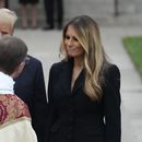La ex primera dama Melania Trump, derecha, dialoga con un sacerdote acompañada por el expresidente Donald Trump luego del funeral de su madre, Amalija Knavs, el jueves 18 de enero de 2024, en la Iglesia de Bethesda-by-the-Sea en Palm Beach, Florida. (AP Foto/Rebecca Blackwell)