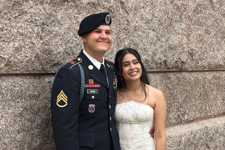 Esta foto suministrada por Jen Rickling muestra al sargento primero del Ejército de Estados Unidos Matthew Blank, a la izquierda, y a su esposa, Annie Ramos, posando para una foto durante la celebración de su boda, en marzo de 2026, en Houston. (Jen Rickling vía AP)