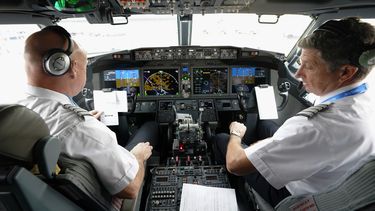 ARCHIVO - El piloto de American Airlines, Pete Gamble, izquierda, y el oficial John Konstanzer realizan verificaciones de prevuelo antes de despegar el aeropuerto Dallas Fort Worth, 2 de diciembre de 2020. (AP Foto/LM Otero, File)