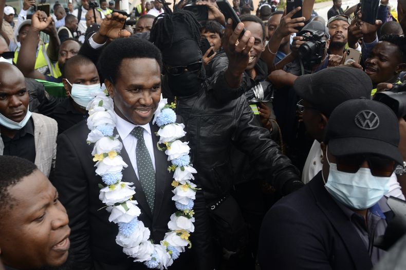 El líder de la oposición mozambiqueña Venancio Mondlane llega al aeropuerto internacional de Mavalane en Maputo, Mozambique, el jueves, 9 de enero de 2025. (AP foto/Carlos Uqueio)