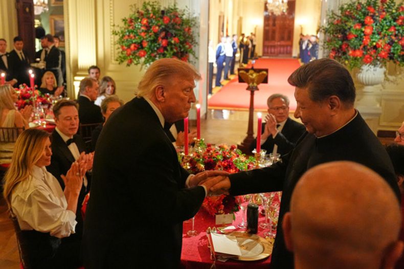 El presidente de Estados Unidos, Donald Trump, estrecha la mano a su homólogo chino, Xi Jinping, durante una cena de Estado en la sala Este de la Casa Blanca, el 24 de septiembre d 2026, en Washington. (AP Foto/Alex Brandon)