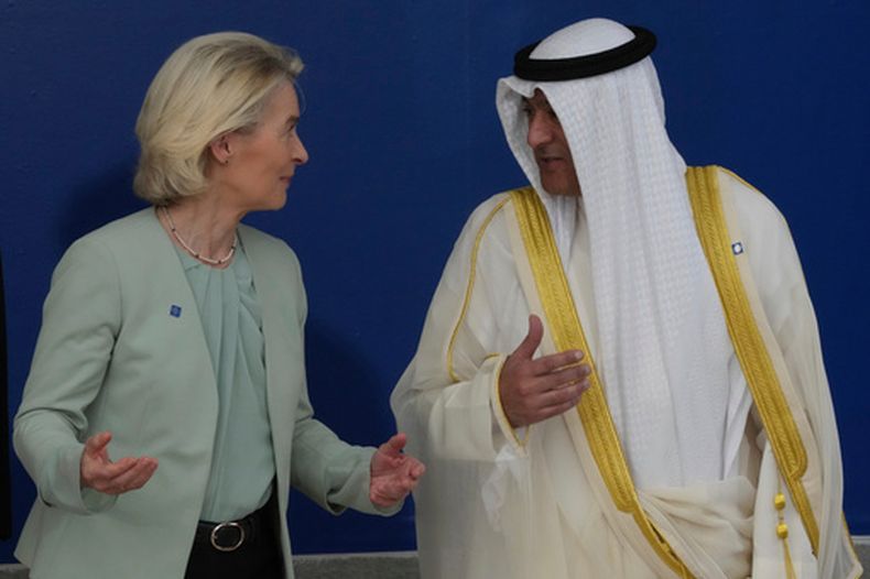 La presidenta de la Comisión Europea, Ursula von der Leyen, habla con el secretario general del Consejo de Cooperación del Golfo, Jasem Mohamed Albudaiwi, antes de la foto de familia de una cumbre de la UE en Nicosia, Chipre, el 24 de abril de 2026. (AP Foto/Petros Karadjias)