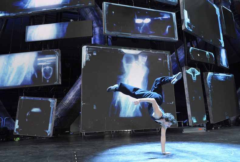 El bailarín Diego Pasillas hace su calentamiento frente a pantallas durante los ensayos de The Lifetimes Tour de Katy Perry en la Arena Toyota el miércoles 9 de abril de 2025, en Ontario, California. (Foto AP/Chris Pizzello)