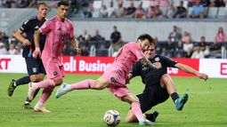 Lionel Messi, con el balón, intenta disparar ante la presión defensiva de Kieran Sargeant, derecha, del San Diego FC durante la primera mitad del partido de la MLS, el domingo 20 de septiembre de 2026, en Miami. (AP Foto/David Santiago)
