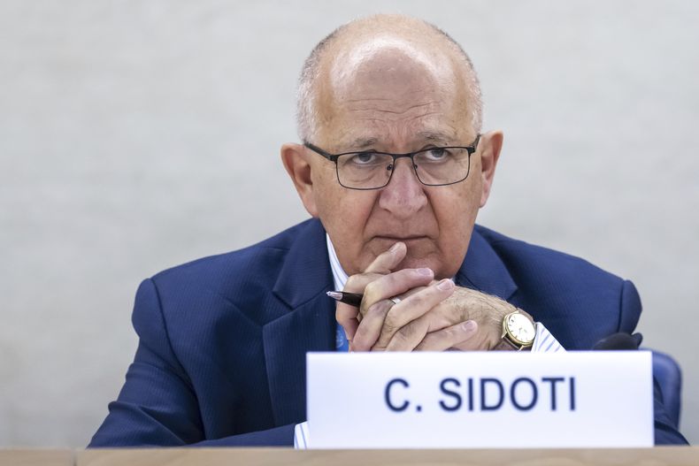 ARCHIVO - Chris Sidoti, miembro de una comisión de Naciones Unidas, durante la 56ta sesión del Consejo de Derechos Humanos en la sede europea de la ONU en Ginebra, Suiza, el miércoles 19 de junio de 2024. (Martial Trezzini/Keystone vía AP, Archivo)