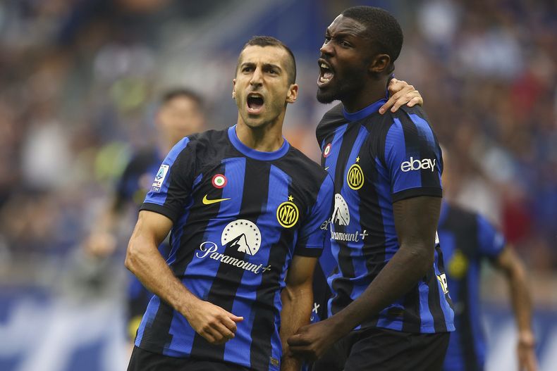 Marcus Thuram del Inter de Milán celebra con su compañero Henrikh Mkhitaryan tras anotar el segund gol de su equipo en el derbi ante el AC Milan en San Siro el sábado 16 de septiembre del 2023. (Spada//LaPresse via AP)